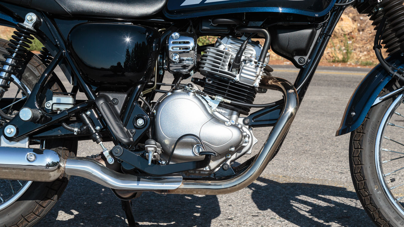 Η Kawasaki W230 εφοδιάζεται με έναν αερόψυκτο, τετράχρονο μονοκύλινδρο κινητήρα 233 κ.εκ., με έναν εκκεντροφόρο επικεφαλής και δύο βαλβίδες. 