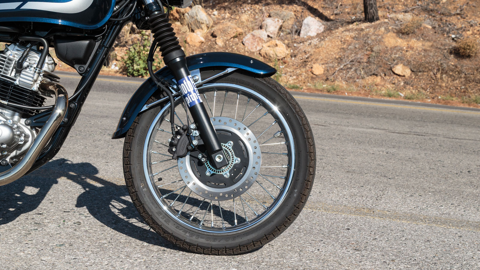 Στο μπροστινό μέρος συναντάμε τηλεσκοπικό πιρούνι διαμέτρου 37 χιλιοστών, με διαδρομή 117 χιλιοστών, ενώ πίσω υπάρχουν δύο αμορτισέρ με ρύθμιση προφόρτισης και διαδρομή 95 χιλιοστών. 