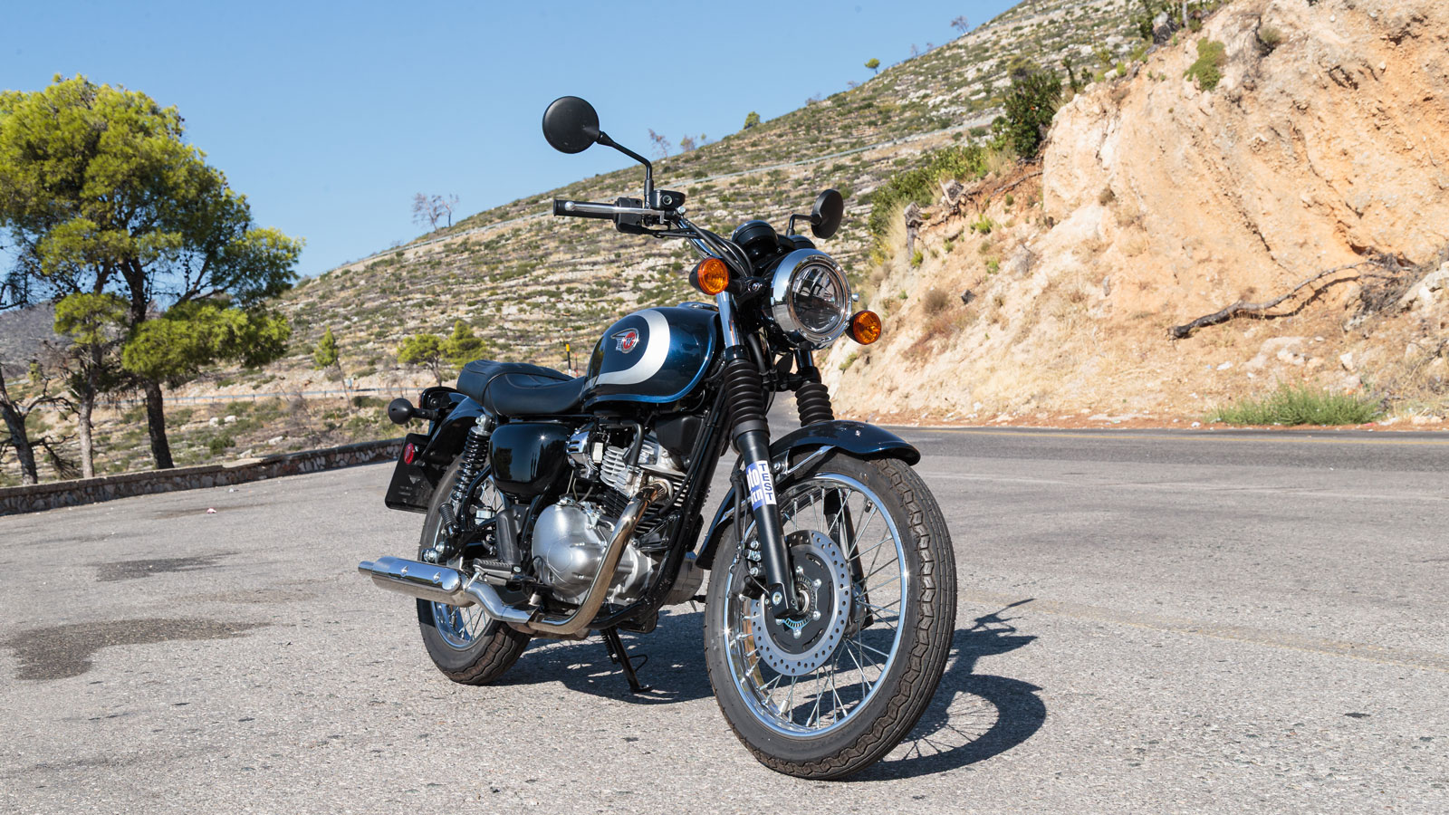 Η Kawasaki W230 είναι μια κλασική ρετρό μοτοσυκλέτα που παραπέμπει άμεσα στην οικογένεια W. 