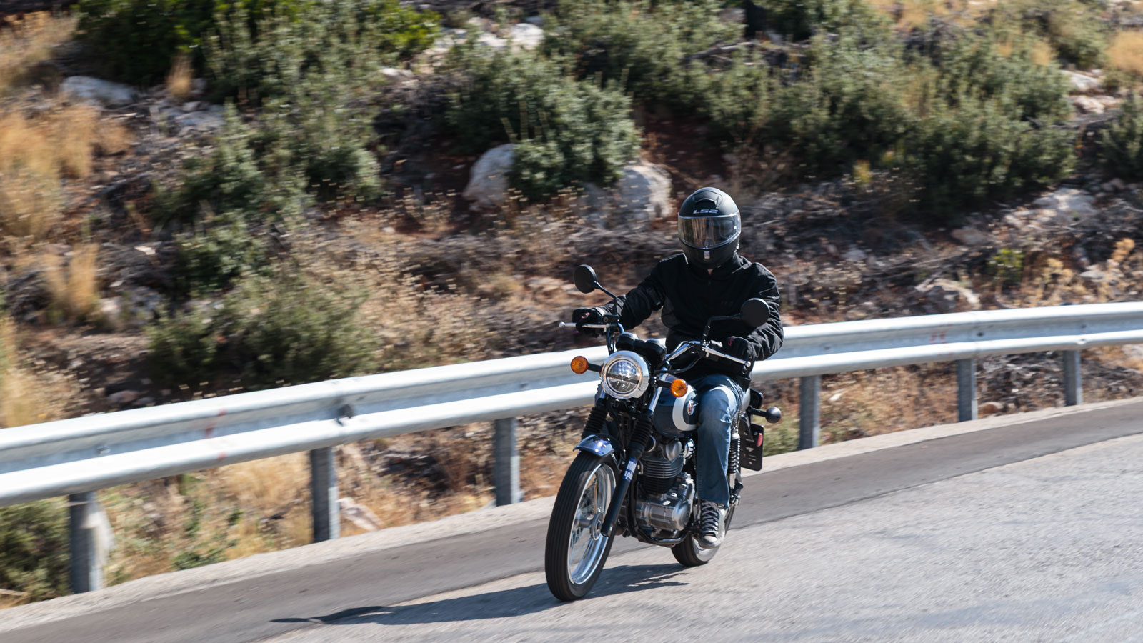 Με τιμή 5.245 ευρώ, η Kawasaki W230 τοποθετείται ως μια ρετρό πρόταση με νορμάλ κόστος για Ιαπωνική μοτοσυκλέτα , που επιτρέπει σε περισσότερους αναβάτες να μπουν στον κόσμο των W και να ζήσουν τη vin