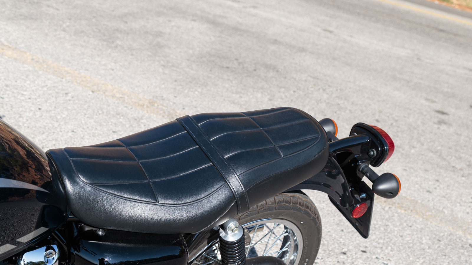 Η σέλα, σε κλασική σχεδίαση, προσφέρει βασική άνεση για βόλτες μέσα στην πόλη και σύντομες εκδρομές αλλά μετά από αρκετή ώρα οδήγησης νιώθεις την έλλειψη αφρού.