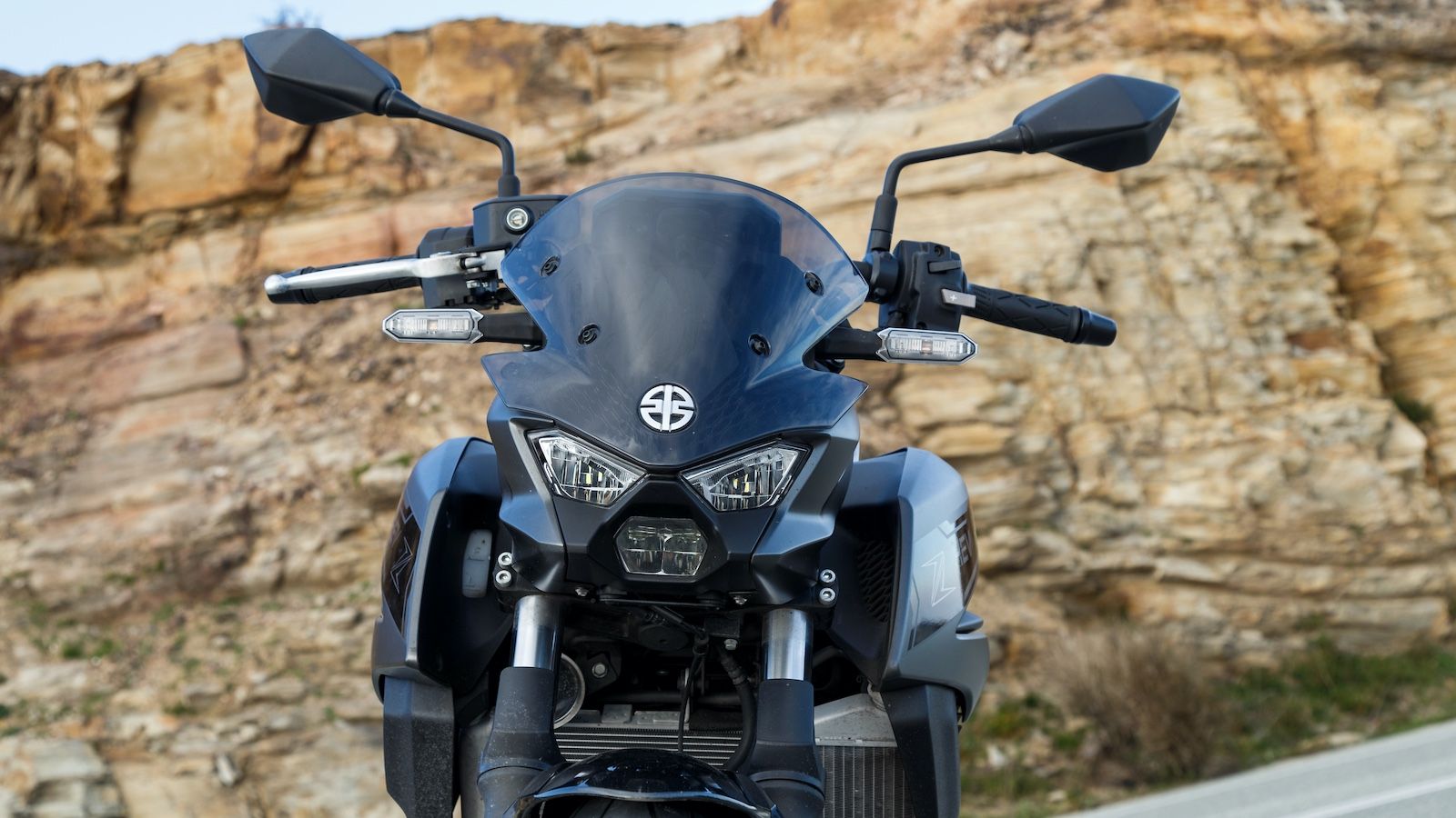 Εμφανής η προσπάθεια της Kawasaki να διατηρήσει τη σχεδιαστική φιλοσοφία της σειράς Ζ και στο υβριδικό μοντέλο, χαρίζοντας του δυναμικές γραμμές με αιχμηρές γωνίες να διατρέχουν κάθε σημείο της κατασκ
