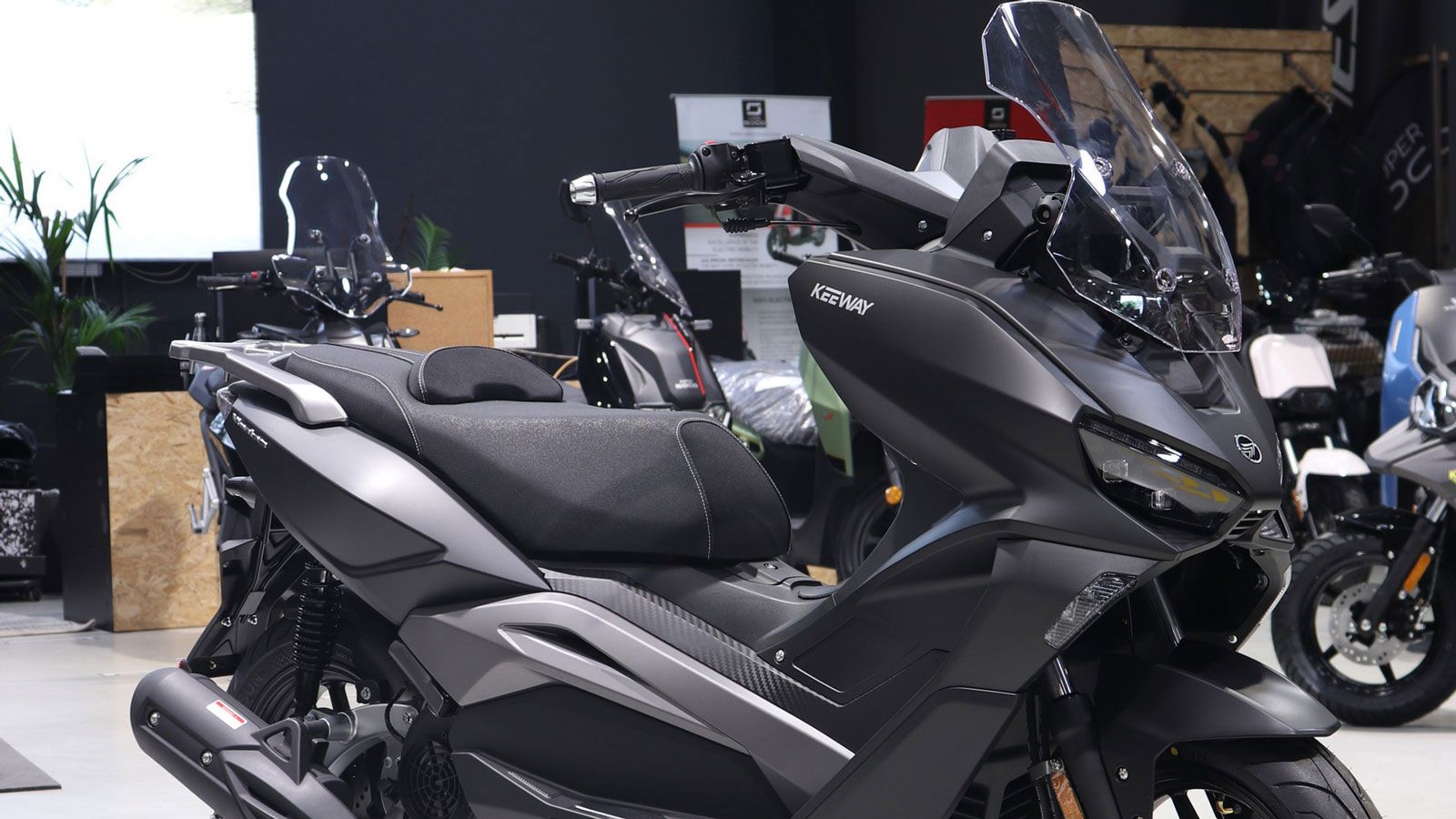 Το Keeway Vieste 125 επιστρέφει στην αγορά ανανεωμένο, με κινητήρα που πληροί τις αυστηρότερες προδιαγραφές Euro5+, διατηρώντας παράλληλα την εξαιρετικά ανταγωνιστική τιμή του στα 2.250 ευρώ. Το Keeway Vieste 125 επιστρέφει στην αγορά ανανεωμένο, με κινητήρα που πληροί τις αυστηρότερες προδιαγραφές Euro5+, διατηρώντας παράλληλα την εξαιρετικά ανταγωνιστική τιμή του στα 2.250 ευρώ.
