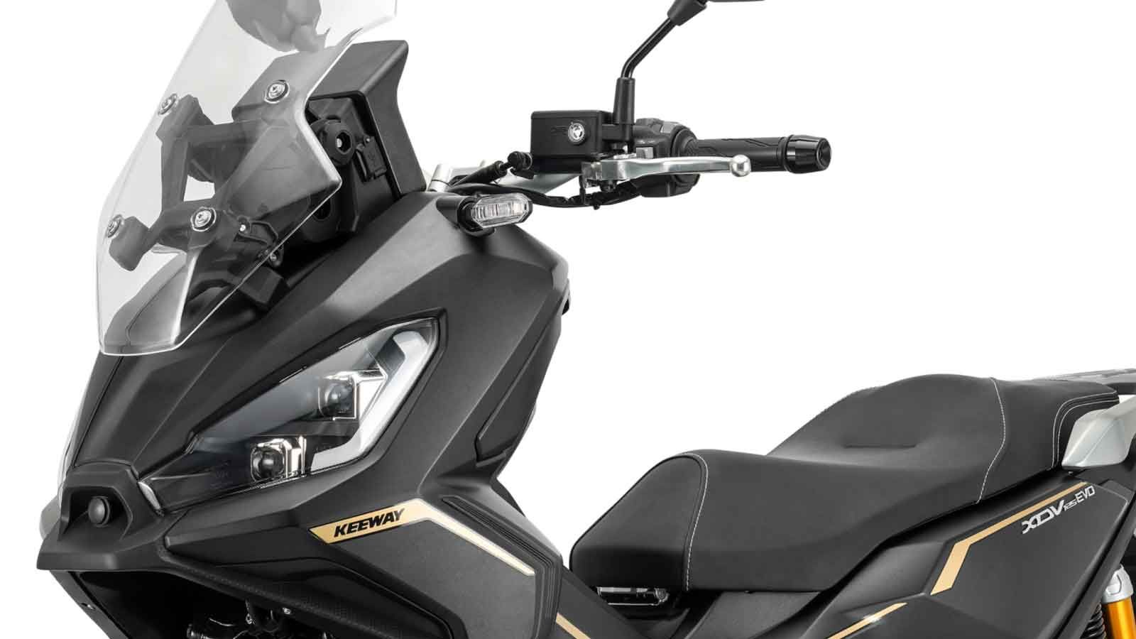 Η Keeway ενισχύει τη γκάμα της με δύο εμβληματικές προτάσεις για τους λάτρεις των urban και adventure scooters. Η Keeway ενισχύει τη γκάμα της με δύο εμβληματικές προτάσεις για τους λάτρεις των urban και adventure scooters.