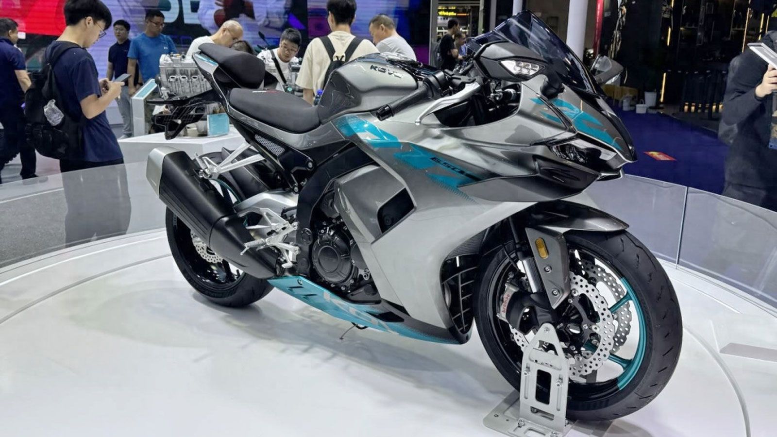 Η Kove 650RR 2026 έρχεται να ταράξει την κατηγορία των supersport με έναν ολοκαίνουργιο τετρακύλινδρο σε σειρά κινητήρα, χωρητικότητας 645 κυβικών εκατοστών. Η απόδοση φτάνει τους 123,3 ίππους, με βάρ