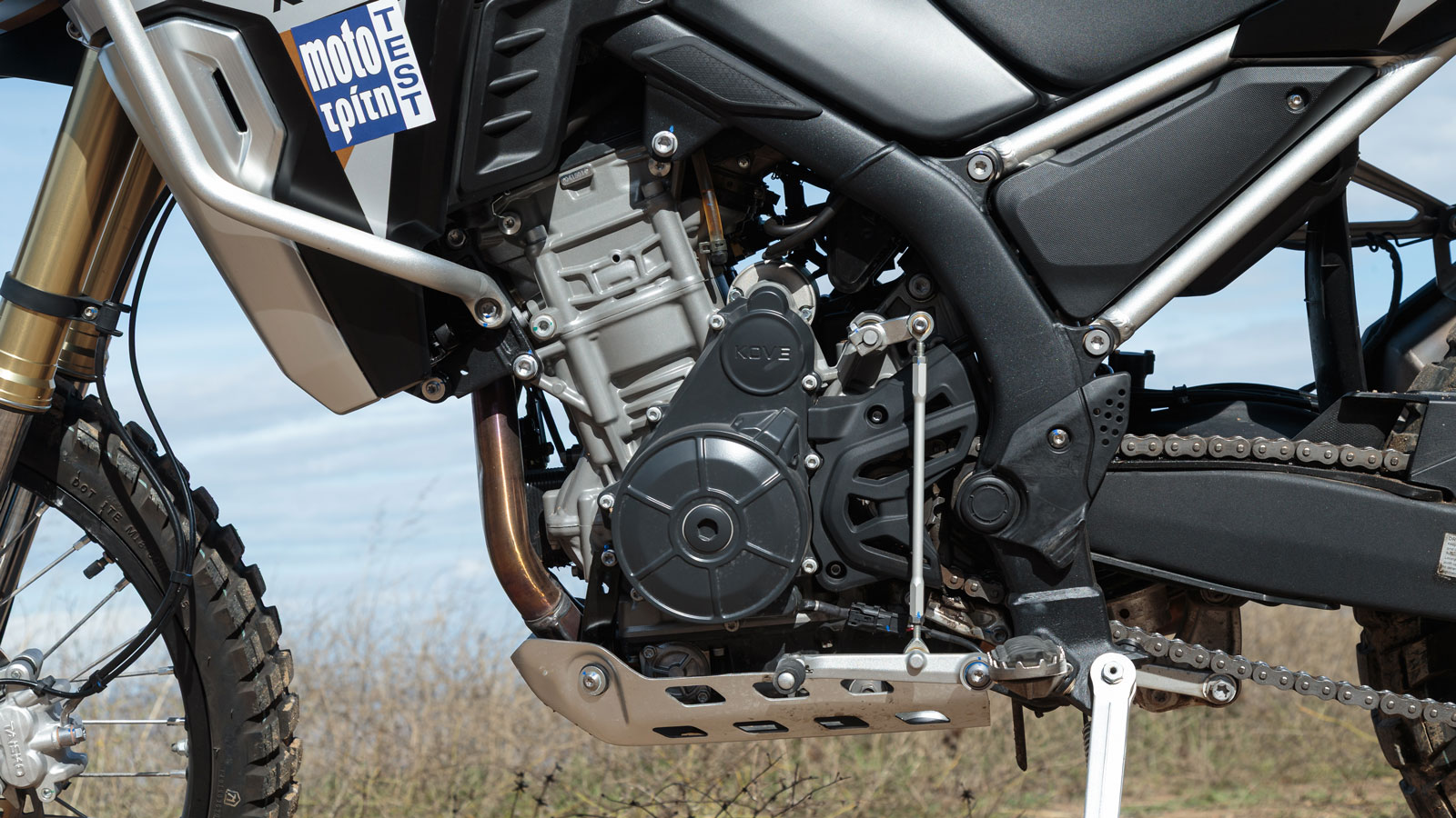 Επίκεντρο του νέου Kove 800X Rally είναι ο κινητήρας του. Ένας δικύλινδρος εν σειρά, υγρόψυκτος κινητήρας 799cc με 2 επικεφαλής εκκεντροφόρους και διαστήματα ανάφλεξης 285°, που του δίνουν μία αρκετά 