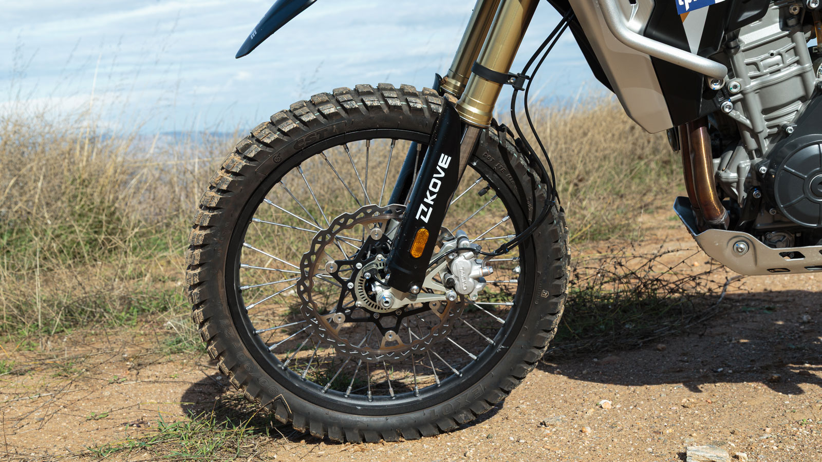  Στο σύστημα πέδησης συναντάμε έναν δίσκο 310χλστ εμπρός με διπίστονη δαγκάνα της Taisko και έναν δίσκο 240χλστ πίσω, με δαγκάνα μονού εμβόλου της ίδιας εταιρείας. 