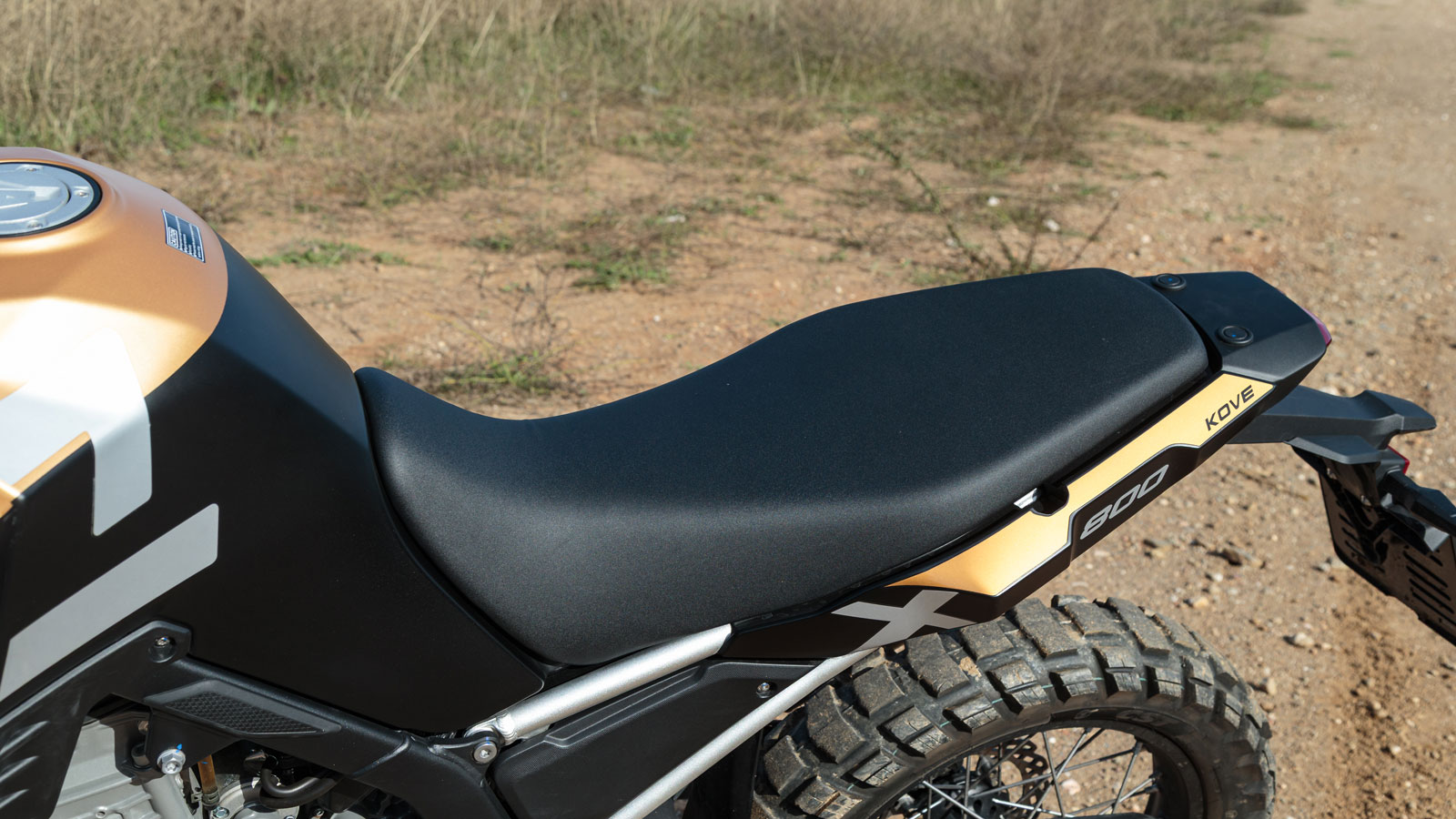 Η άνεση είναι σίγουρα ένας τομέας στον οποίο δεν δόθηκε ιδιαίτερη βάση κατά την ανάπτυξή του, στημένο όμως στην πλατφόρμα του Pro, το εργονομικό του τρίγωνο προσθέτει πόντους εκεί που αφαιρούν η σέλα 