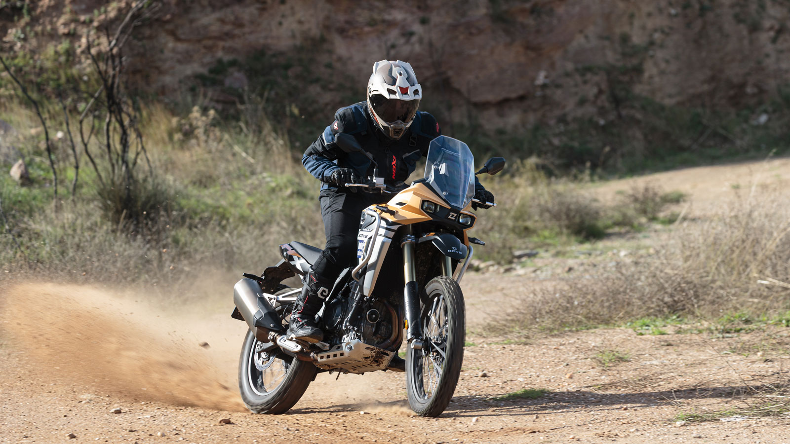 Γυρνώντας το κλειδί και θέτοντας σε λειτουργία τον δικύλινδρο εν σειρά κινητήρα, ο βαθύς του ήχος με αυτή την ιδιαίτερη χροιά που του δίνει ο στρόφαλος 285° σε προδιαθέτει για άγριες καταστάσεις.