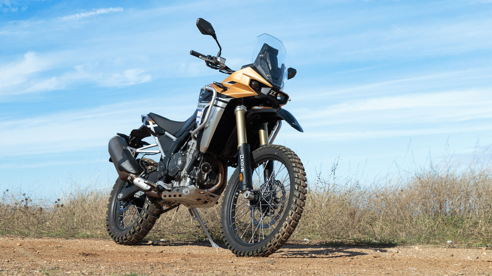 Αρματωμένη και έτοιμη για «πόλεμο», η νέα Kove 800X Rally έρχεται να σε βοηθήσει να κάνεις αυτά που δεν φανταζόσουν ότι μπορούσες στο χώμα.