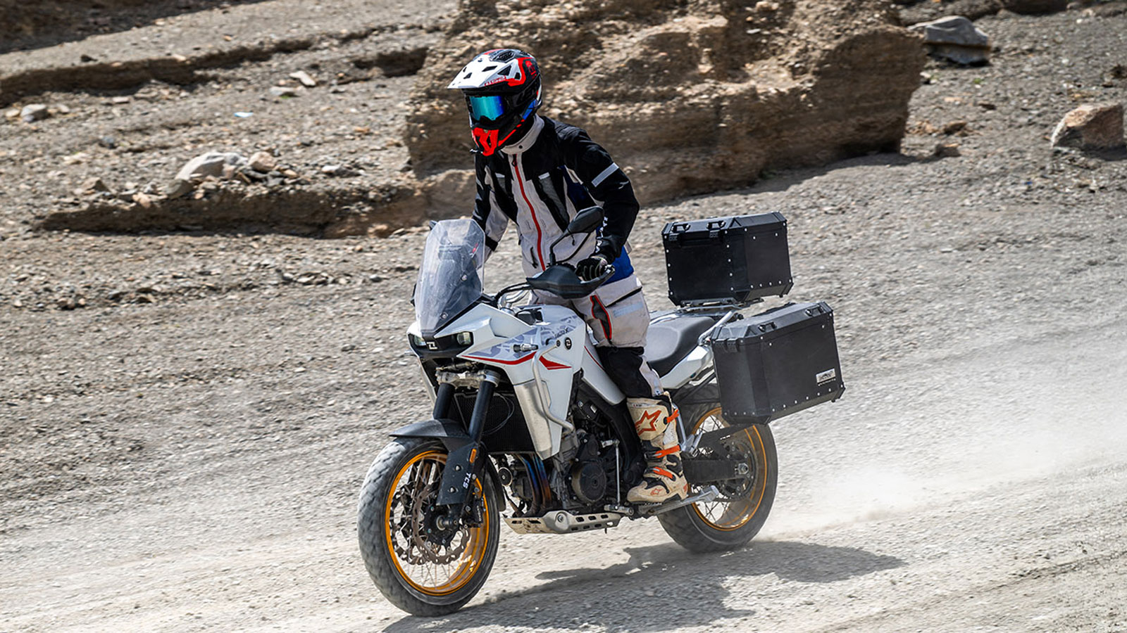 KOVE 800X TOURING: Με τιμή 8.495 ευρώ και τόσο εξοπλισμό που δεν το περίμενε κανείς