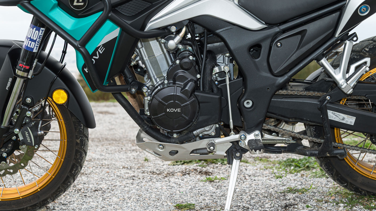 
Η KOVE Maverick 510X χρησιμοποιεί δικύλινδρο, υγρόψυκτο κινητήρα 498,4 κ.εκ., με δύο εκκεντροφόρους επικεφαλής και 8 βαλβίδες, διαστάσεων 72 x 61,2 mm και σχέσης συμπίεσης 10.6:1.