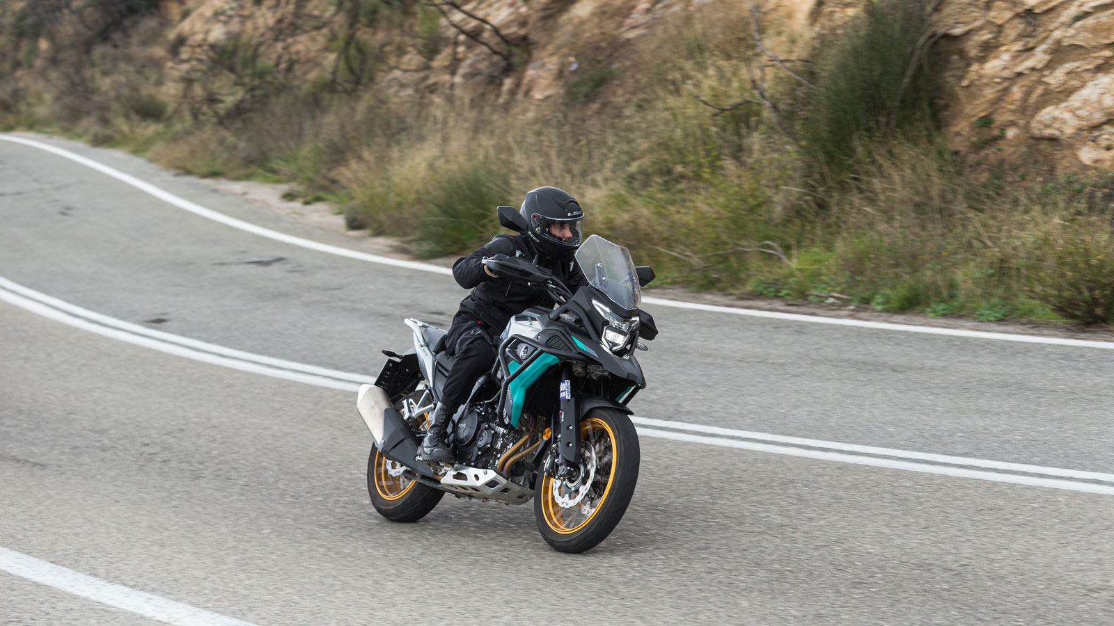 Στον δρόμο, η KOVE Maverick 510X είναι μια καλοστημένη και σταθερή μοτοσυκλέτα. Από τις χαμηλές μέχρι τις πιο υψηλές ταχύτητες, η συμπεριφορά της παραμένει προβλέψιμη, χωρίς ταλαντώσεις ή νευρικότητες