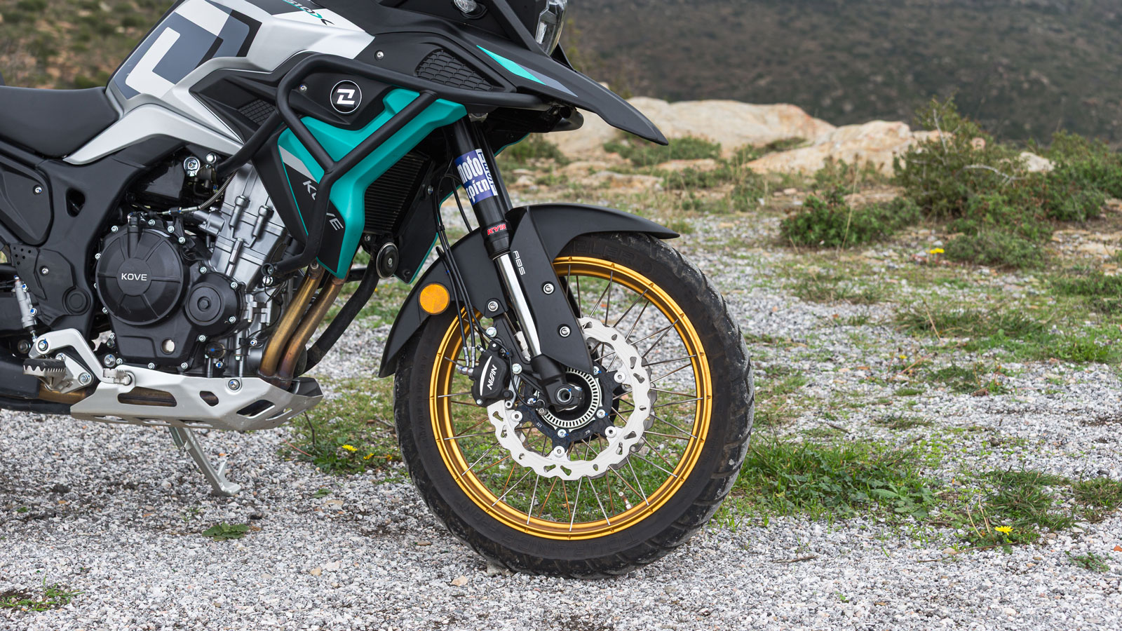 Η πέδηση ανατίθεται στη Nissin, με διπλούς κυματοειδείς δίσκους 300 mm εμπρός και 240 mm πίσω. 