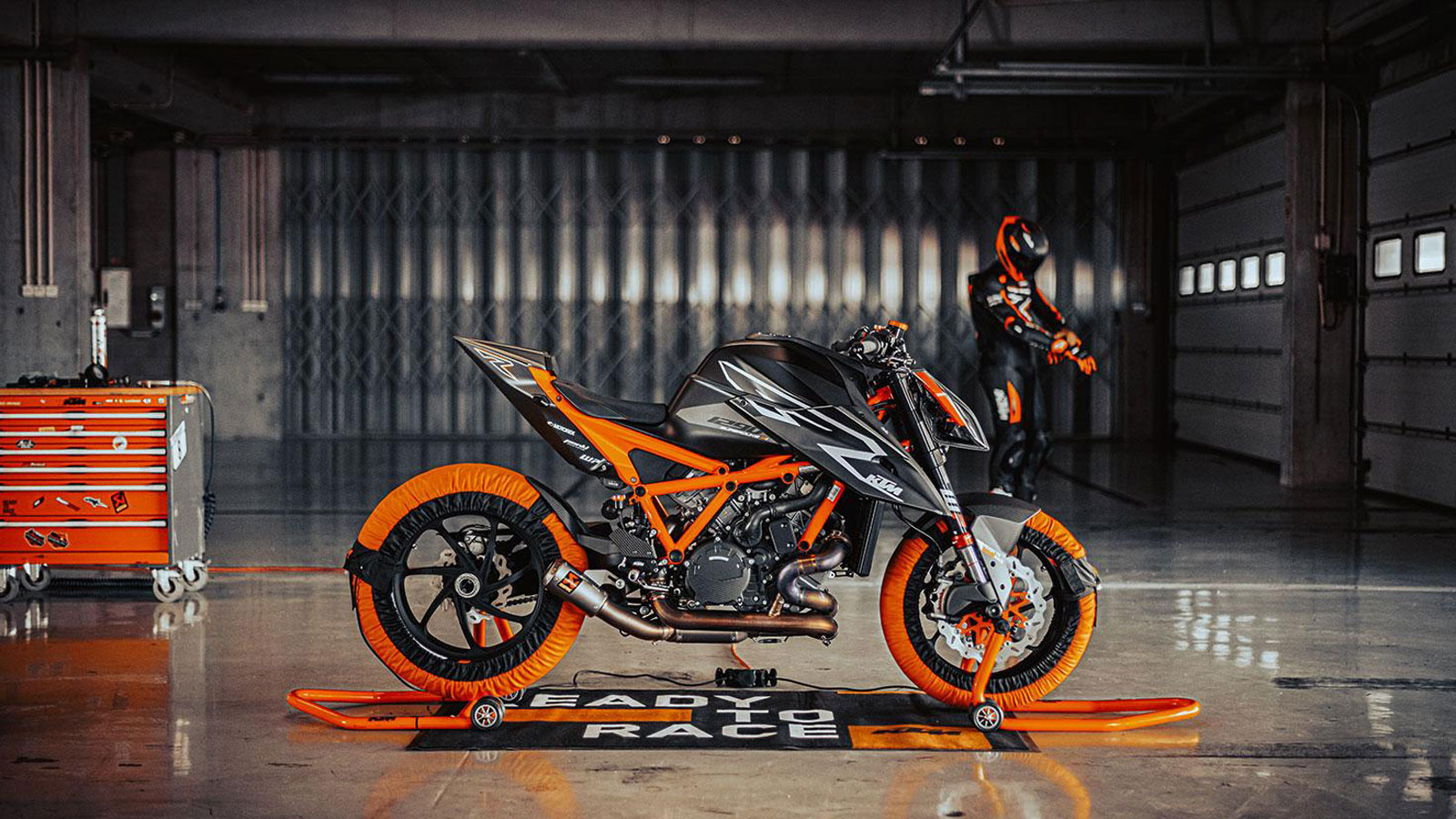 Η KTM 1390 Super Duke RR επιστρέφει ως η πιο ακραία εκδοχή της «Beast», βασισμένη στη συνταγή των περιορισμένων εκδόσεων 1290 Super Duke RR του 2021 και 2023. Η KTM 1390 Super Duke RR επιστρέφει ως η πιο ακραία εκδοχή της «Beast», βασισμένη στη συνταγή των περιορισμένων εκδόσεων 1290 Super Duke RR του 2021 και 2023.