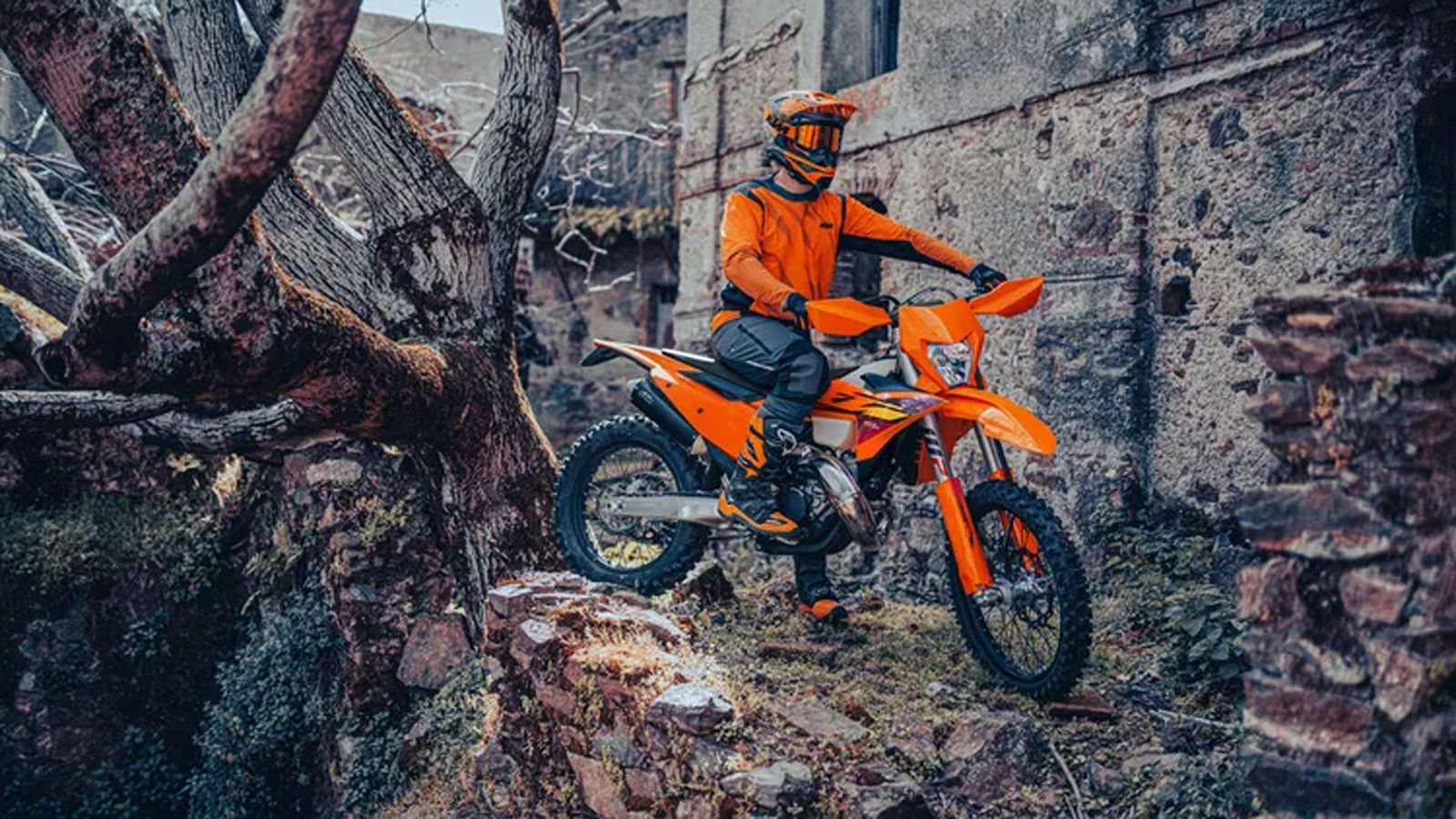 Η KTM παρουσίασε επίσημα τη νέα σειρά Enduro για το 2026, αποκαλύπτοντας επτά ολοκαίνουρια μοντέλα, με τρεις δίχρονες και τέσσερις τετράχρονες μοτοσυκλέτες. Η KTM παρουσίασε επίσημα τη νέα σειρά Enduro για το 2026, αποκαλύπτοντας επτά ολοκαίνουρια μοντέλα, με τρεις δίχρονες και τέσσερις τετράχρονες μοτοσυκλέτες.