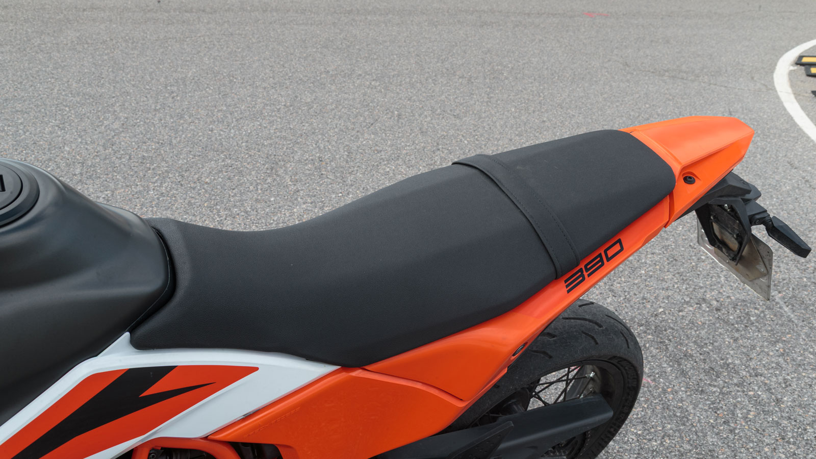 Προωθώντας τη  supermoto λογική, η θέση οδήγησης σε τοποθετεί κοντά στο τιμόνι με τον κορμό όρθιο και τα πόδια σε μια ελαφρώς πιο επιθετική στάση η οποία δεν γίνεται κουραστική σε daily use.