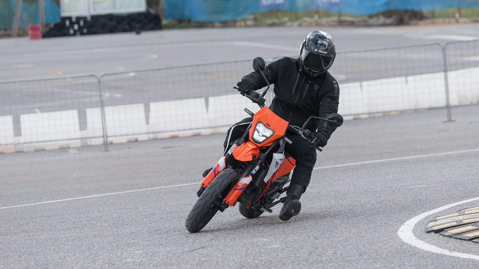 ΚΤΜ και Supermoto, δύο λέξεις που από μόνες τους αρκούν για να σκορπίσουν ενθουσιασμό.Το στοίχημα εδώ είναι κατά πόσο μπορεί το 390 SMCR να ανταποκριθεί στις υψηλές προσδοκίες που δημιουργεί η διπλή α