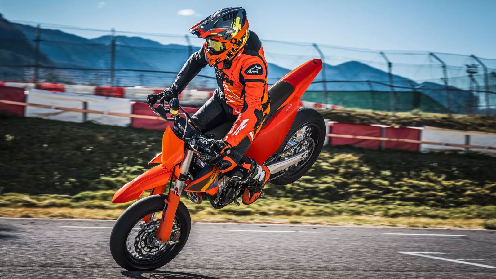 Η νέα KTM 450 SMR 2026 παραμένει πιστή στη φιλοσοφία της: να προσφέρει το πιο καθαρόαιμο supermoto εργαλείο που σχεδιάστηκε ποτέ για την πίστα.