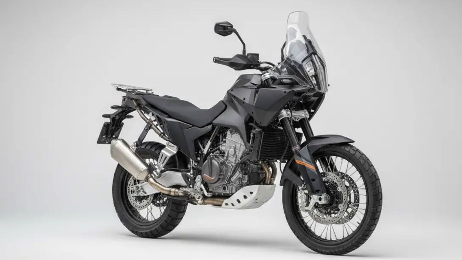 Η KTM έχει εντοπιστεί τους τελευταίους μήνες να δοκιμάζει μια νέα σειρά δικύλινδρων μοντέλων, τα οποία φωτογραφήθηκαν σε ευρωπαϊκούς δρόμους. Οι εκδόσεις που διακρίθηκαν περιλαμβάνουν naked, adventure