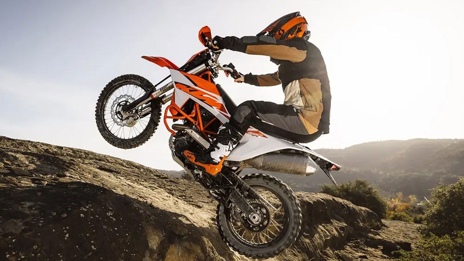 Η KTM ετοιμάζει το έδαφος για την άφιξη της νέας 690 Enduro R 2026, και το πρώτο που αποκαλύπτεται είναι η βαθιά ανανέωση του μονοκύλινδρου LC4 κινητήρα. Η KTM ετοιμάζει το έδαφος για την άφιξη της νέας 690 Enduro R 2026, και το πρώτο που αποκαλύπτεται είναι η βαθιά ανανέωση του μονοκύλινδρου LC4 κινητήρα.