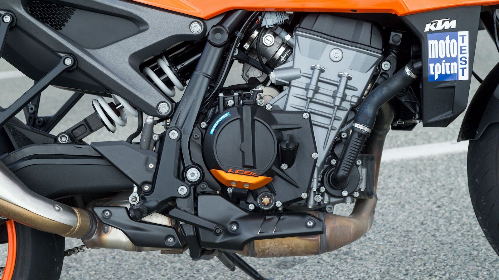 Τότε V-Twin, τώρα δικύλινδρος σε σειρά. Η δοκιμασμένη συνταγή του LC8c (Liquid-Cooled, 8-valve, compact) κινητήρα ταίριαξε γάντι στις ανάγκες του νέου 990 Duke. Αποδίδει 123 ολοζώντανους ίππους και 10