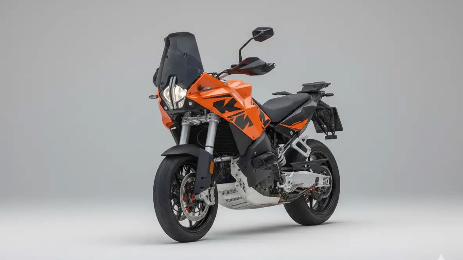 Η KTM φαίνεται έτοιμη να φέρει ξανά στο προσκήνιο ένα από τα πιο ιδιαίτερα crossover μοντέλα της. Το νέο KTM 990 SMT έχει ήδη εντοπιστεί σε δοκιμές στον δρόμο και όλα δείχνουν ότι το επίσημο ντεμπούτο