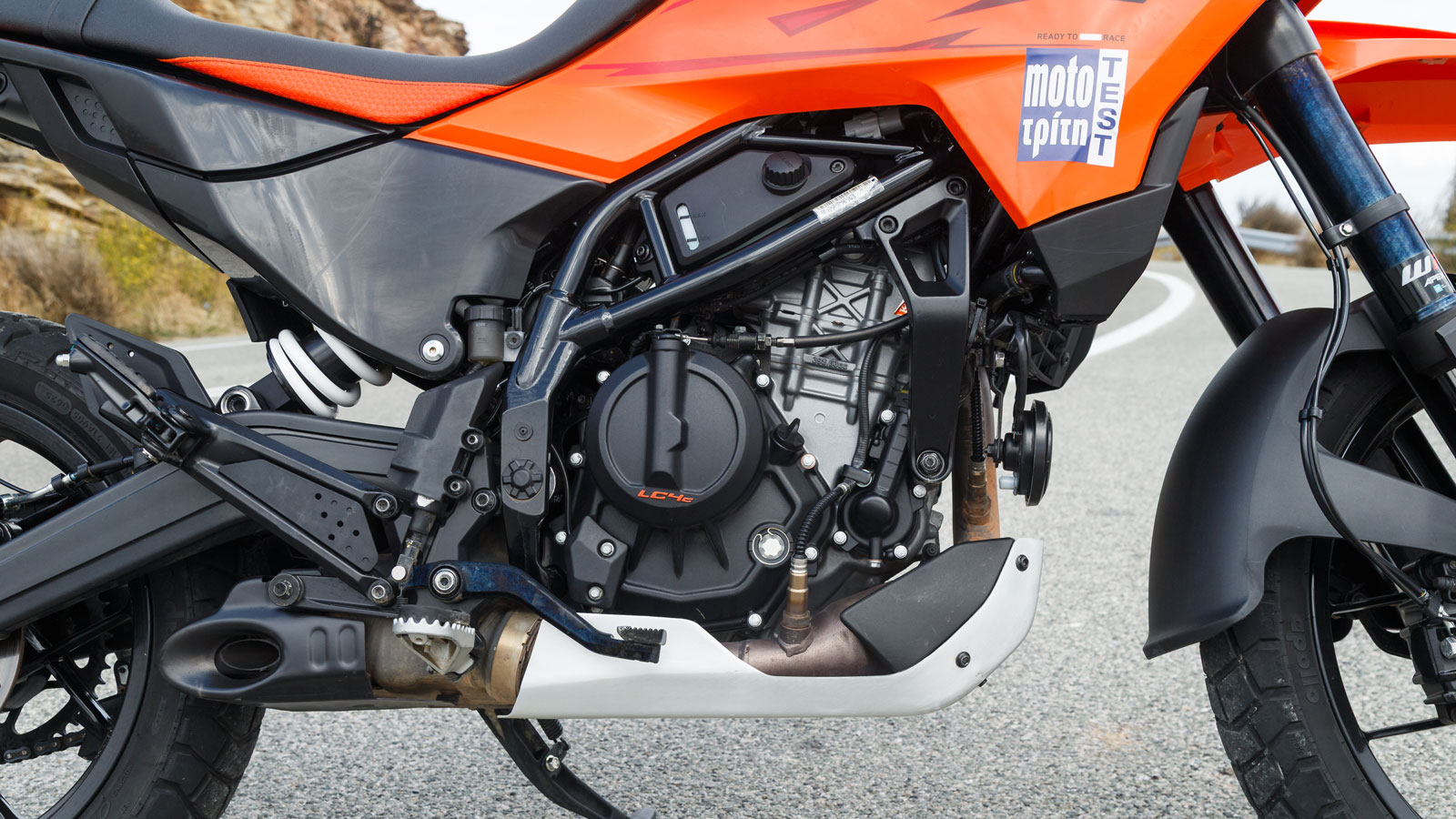 Η τελευταία γενιά του μονοκύλινδρου υγρόψυκτου LC4c κινητήρα της KTM έχει πλέον χωρητικότητα 399κ.εκ. μέσω αύξησης της διαδρομής του εμβόλου από τα 60χιλ. στα 64χιλ., ενώ η διάμετρος έχει παραμείνει σ