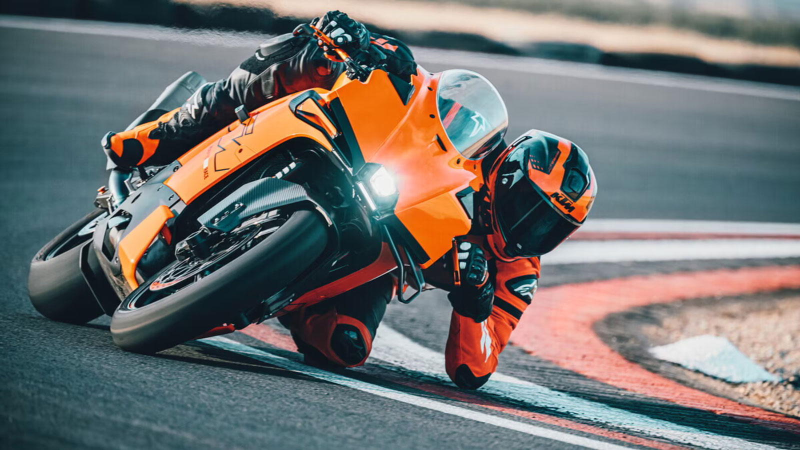 Η Bajaj ολοκλήρωσε την πλήρη εξαγορά της KTM, κλείνοντας μια συμφωνία ύψους 800 εκατ. ευρώ που αλλάζει ριζικά τη δομή διοίκησης της ιστορικής αυστριακής εταιρείας. Με τη μεταβίβαση των μετοχών από την