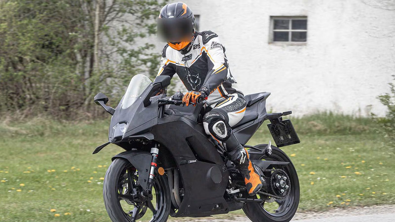 Η KTM φαίνεται να φέρνει ξανά στο προσκήνιο το πολυσυζητημένο RC 490, το οποίο είχε παγώσει τα τελευταία χρόνια. Η ιδέα μιας σειράς μεσαίου κυβισμού, ανάμεσα στις 390 και τις 790, είχε παρουσιαστεί ήδ Η KTM φαίνεται να φέρνει ξανά στο προσκήνιο το πολυσυζητημένο RC 490, το οποίο είχε παγώσει τα τελευταία χρόνια. Η ιδέα μιας σειράς μεσαίου κυβισμού, ανάμεσα στις 390 και τις 790, είχε παρουσιαστεί ήδ