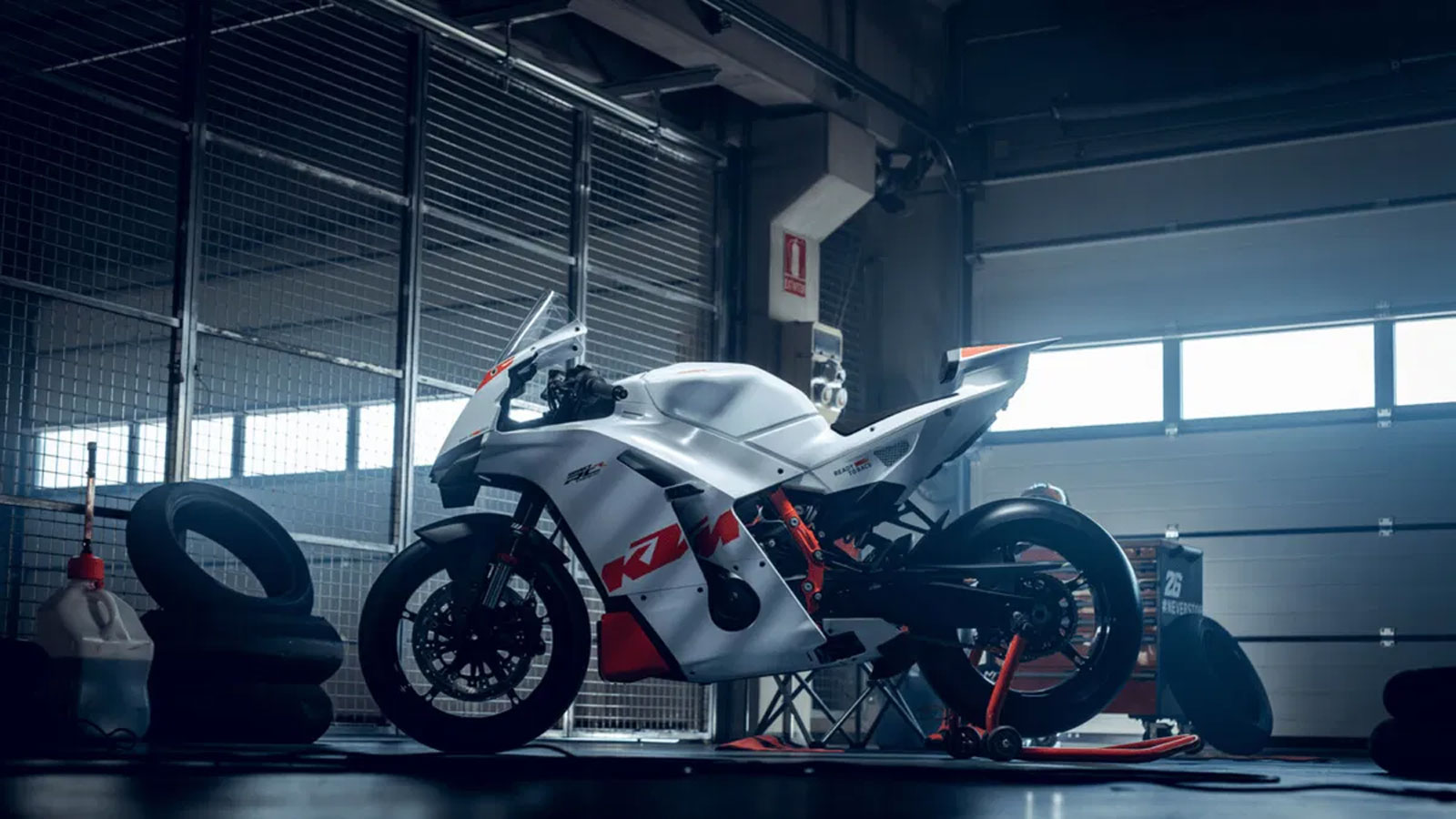 Η KTM παρουσιάζει επίσημα την KTM 990 RC R Track, μια supersport σχεδιασμένη αποκλειστικά για χρήση σε πίστα. Δεν πρόκειται για μια απλή παραλλαγή της 990 RC R, αλλά για μια έκδοση που απογυμνώνεται π Η KTM παρουσιάζει επίσημα την KTM 990 RC R Track, μια supersport σχεδιασμένη αποκλειστικά για χρήση σε πίστα. Δεν πρόκειται για μια απλή παραλλαγή της 990 RC R, αλλά για μια έκδοση που απογυμνώνεται π
