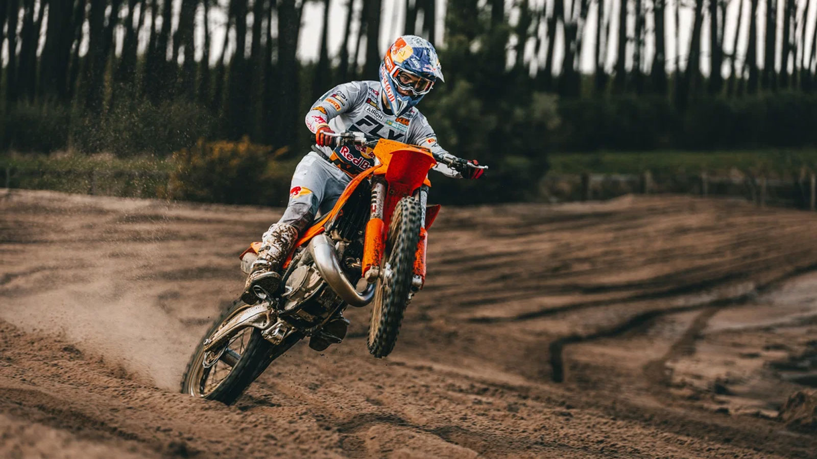 Η νέα σειρά KTM SX 2027 περιλαμβάνει πλήρη γκάμα, καλύπτοντας όλες τις ανάγκες των αναβατών. Στα δίχρονα συναντάμε τις εκδόσεις 125, 250 και 300 SX, ενώ στα τετράχρονα η KTM προσφέρει τις 250, 350 και