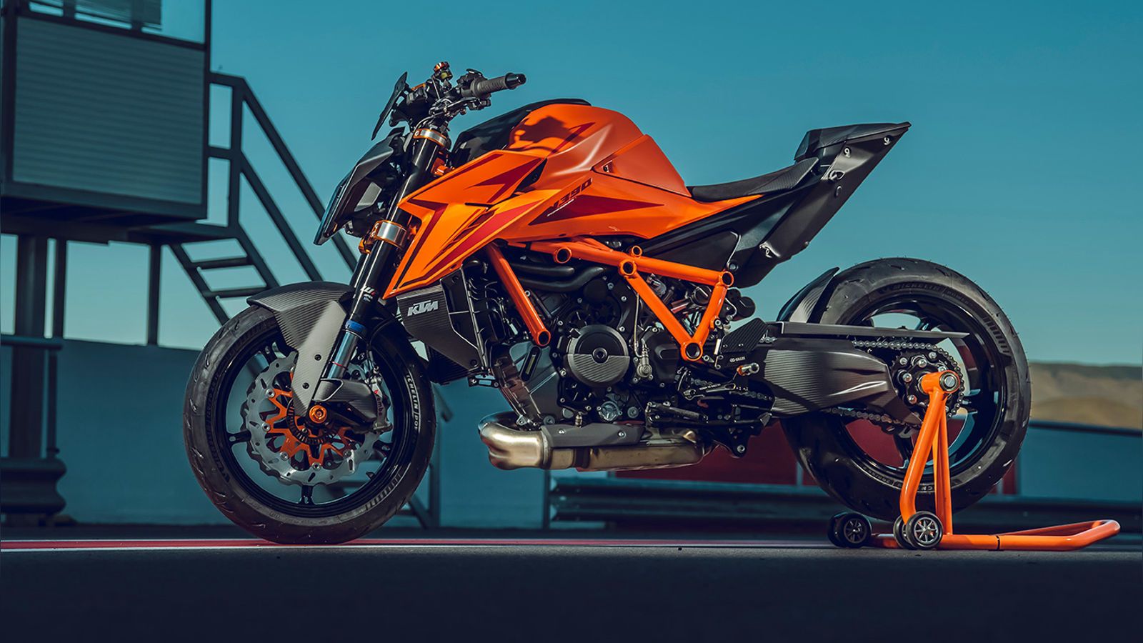 Η Kramer Motorcycles παρουσίασε ένα ολοκληρωμένο κιτ που μετατρέπει τη KTM 1390 Super Duke R – αλλά και την προηγούμενη 1290 – σε μοτοσυκλέτα καθαρά για χρήση πίστας