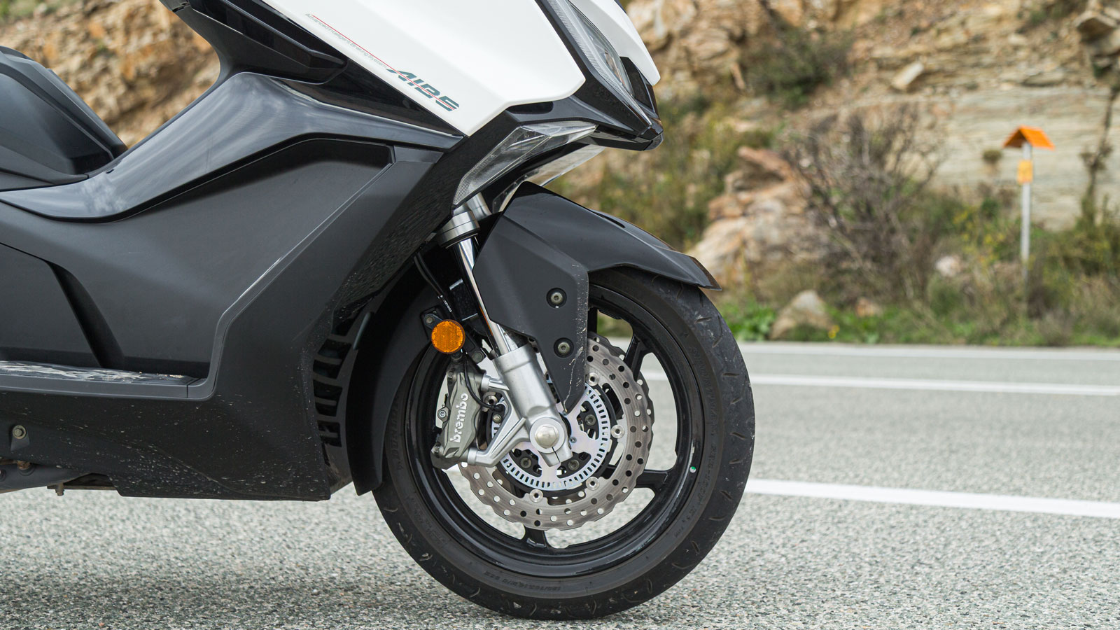 Το πακέτο πέδησης εντυπωσιάζει, με τετραπίστονες ακτινικές με δίσκους 270χιλ. μπροστά και δαγκάνα μονού εμβόλου με δίσκο 260χιλ. πίσω. Επιπρόσθετα, η αδρανειακή μονάδα ΙΜU συνεργάζεται με το εξελιγμέν