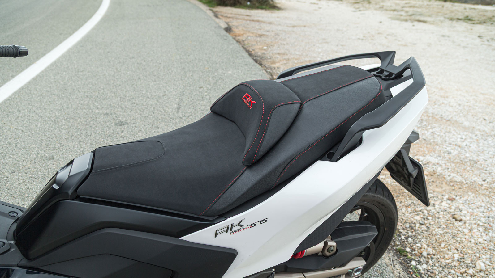 Η φαρδιά σέλα και οι μεγάλες κεκλιμένες πλατφόρμες παρέχουν άπλετο χώρο για να τοποθετήσεις τον κορμό και τα άκρα σου στο επιθυμητό σημείο. Μπορείς μάλιστα να ρυθμίσεις και το μαξιλαράκι της πλάτης ώσ