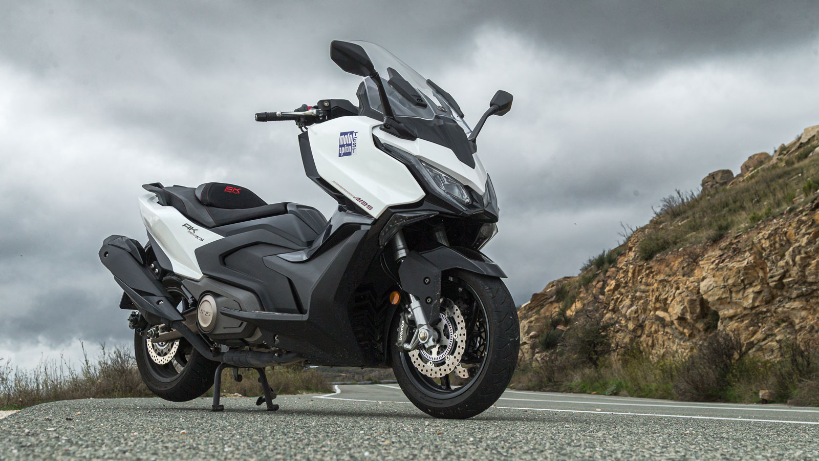 Με πλούσιο εξοπλισμό, καινοτόμες λύσεις, σύγχρονη τεχνολογία και τιμή που δεν ξεφεύγει από τα δεδομένα της κατηγορίας, το ΑΚ 575 εκπληρώνει περισσότερες προσδοκίες, αποτελώντας μια αξιόλογη επιλογή γι