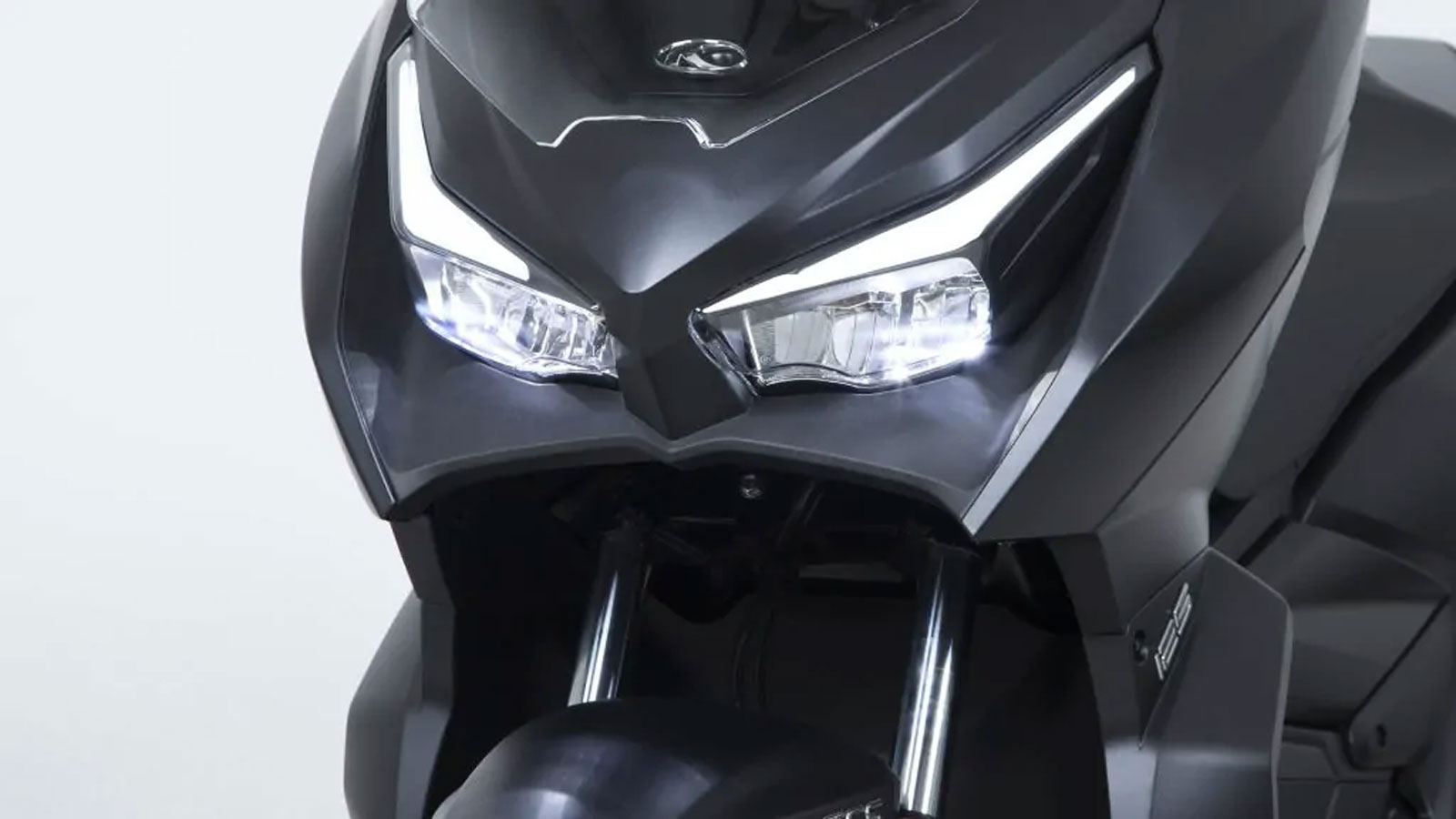 Το νέο Kymco Dink X 125 φέρνει τη φιλοσοφία της adventure μοτοσυκλέτας στη μικρή κατηγορία των scooters, δίνοντας έναν εντελώς νέο χαρακτήρα στις καθημερινές μετακινήσεις.