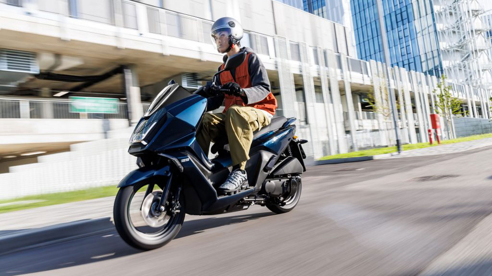 Το Kymco Skytown 125 ακολουθεί τη γνωστή GT φιλοσοφία με το χαρακτηριστικό “Boomerang” σχήμα, όμως η Kymco έχει καταφέρει να του δώσει πιο σύγχρονο και επιθετικό χαρακτήρα Το Kymco Skytown 125 ακολουθεί τη γνωστή GT φιλοσοφία με το χαρακτηριστικό “Boomerang” σχήμα, όμως η Kymco έχει καταφέρει να του δώσει πιο σύγχρονο και επιθετικό χαρακτήρα