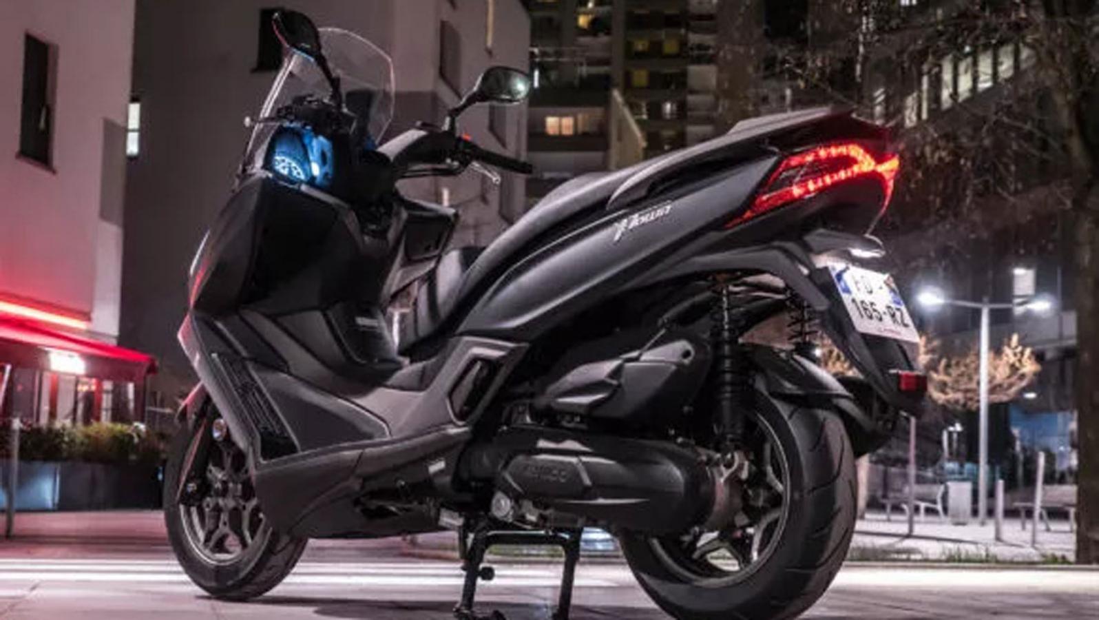 Ένα Maxi scooter με χώρους για δύο κράνη και τιμή 3.995 ευρώ 