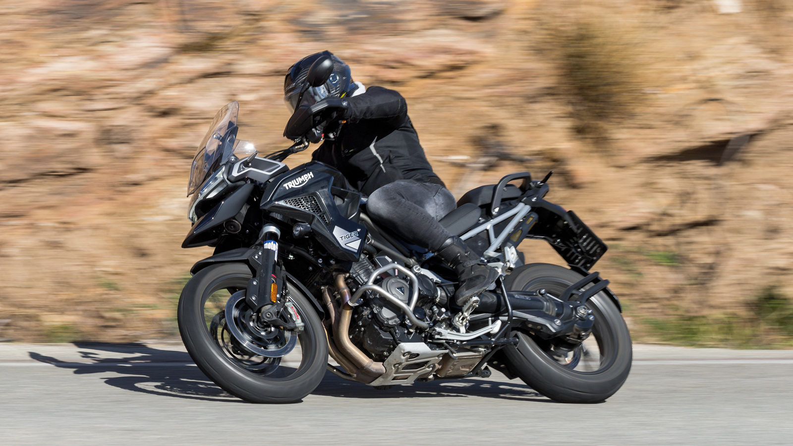Η Tiger 1200 GT Pro απορροφά εξαιρετικά τις ανωμαλίες του οδοστρώματος χωρίς να είναι μαλακή στις αντιδράσεις της και χωρίς να μεταφέρει ασάφειες στο τιμόνι. 