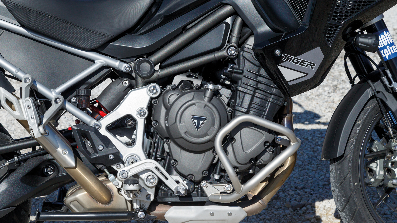 Η Triumph αναβάθμισε τον κινητήρα με πιο ραφιναρισμένη λειτουργία, ενισχυμένη απόδοση στις χαμηλές στροφές και καλύτερο έλεγχο στις χαμηλές ταχύτητες.