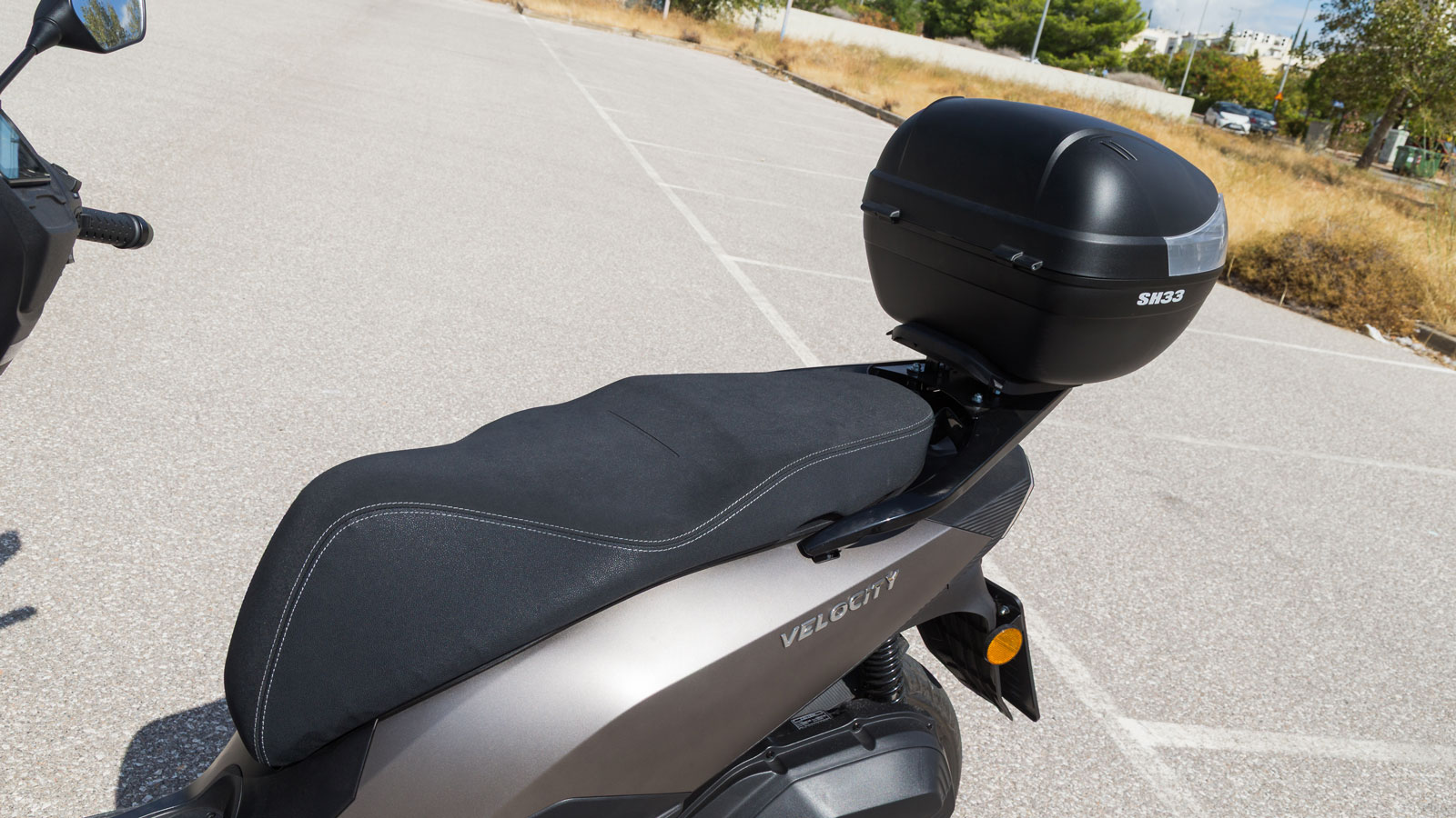  Η μπαγκαζιέρα δε, η οποία δίνεται δώρο με την αγορά του scooter είναι πρακτική καθώς μπορείς να τοποθετήσεις ένα ακόμη κράνος, το σακίδιο σου ή ότι άλλο επιθυμείς να έχεις μέσα στη μέρα σου.