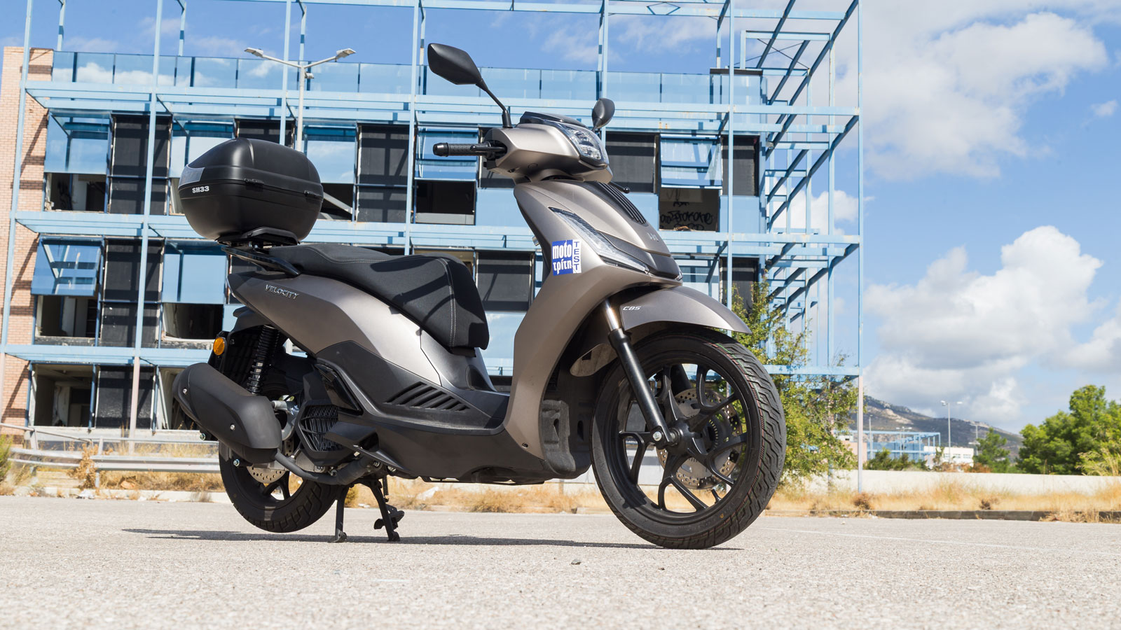 Εμφανισιακά, το Velocity 125 είναι ένα κομψό, διακριτικό scooter πόλης, με ωραίο ύφασμα στη σέλα, καλή ανάδραση στους διακόπτες και LCD οθόνη για να είναι πλήρως εναρμονισμένο με την εποχή.