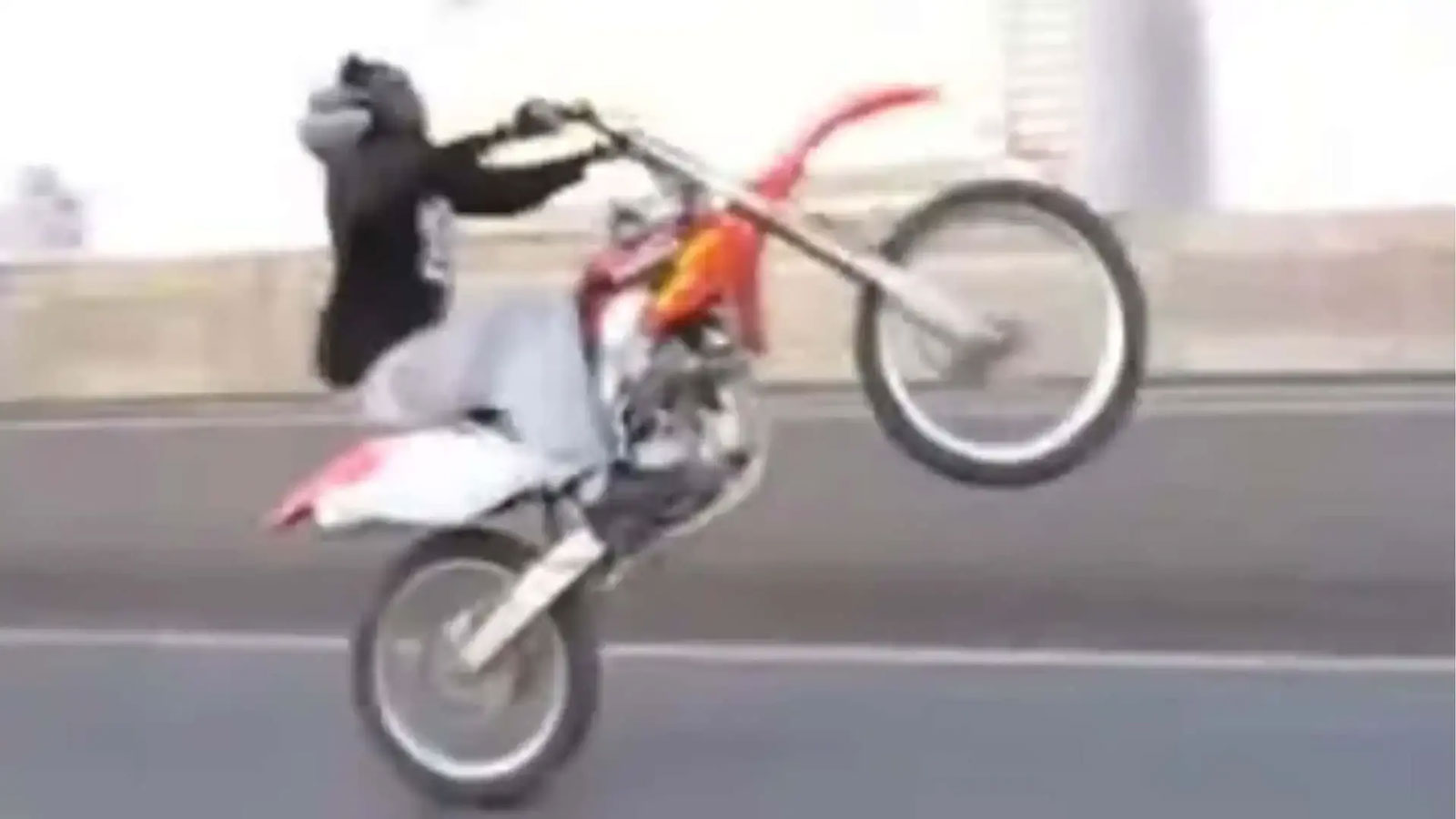 Οι αρχές του Παρισιού συνέλαβαν τον Abdoulaye N., πρώην οδηγό stunt και γνώριμη φιγούρα της συνοικίας Aubervilliers, ως ύποπτο για συμμετοχή στη θεαματική κλοπή ιστορικών κοσμημάτων από το Λούβρο τον Οι αρχές του Παρισιού συνέλαβαν τον Abdoulaye N., πρώην οδηγό stunt και γνώριμη φιγούρα της συνοικίας Aubervilliers, ως ύποπτο για συμμετοχή στη θεαματική κλοπή ιστορικών κοσμημάτων από το Λούβρο τον