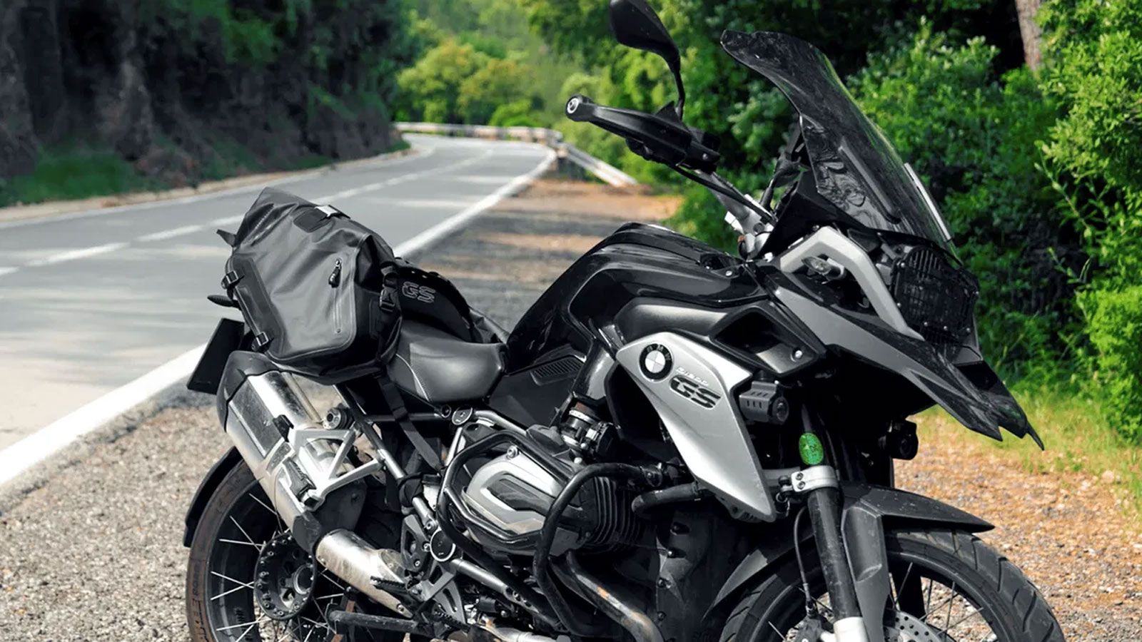 Η LS2, γνωστή κυρίως για τα κράνη της, επεκτείνει τη δραστηριότητά της και παρουσιάζει τη νέα σειρά αποσκευών Move Ahead, σηματοδοτώντας την είσοδό της στον χώρο των μαλακών αποσκευών μοτοσυκλέτας.