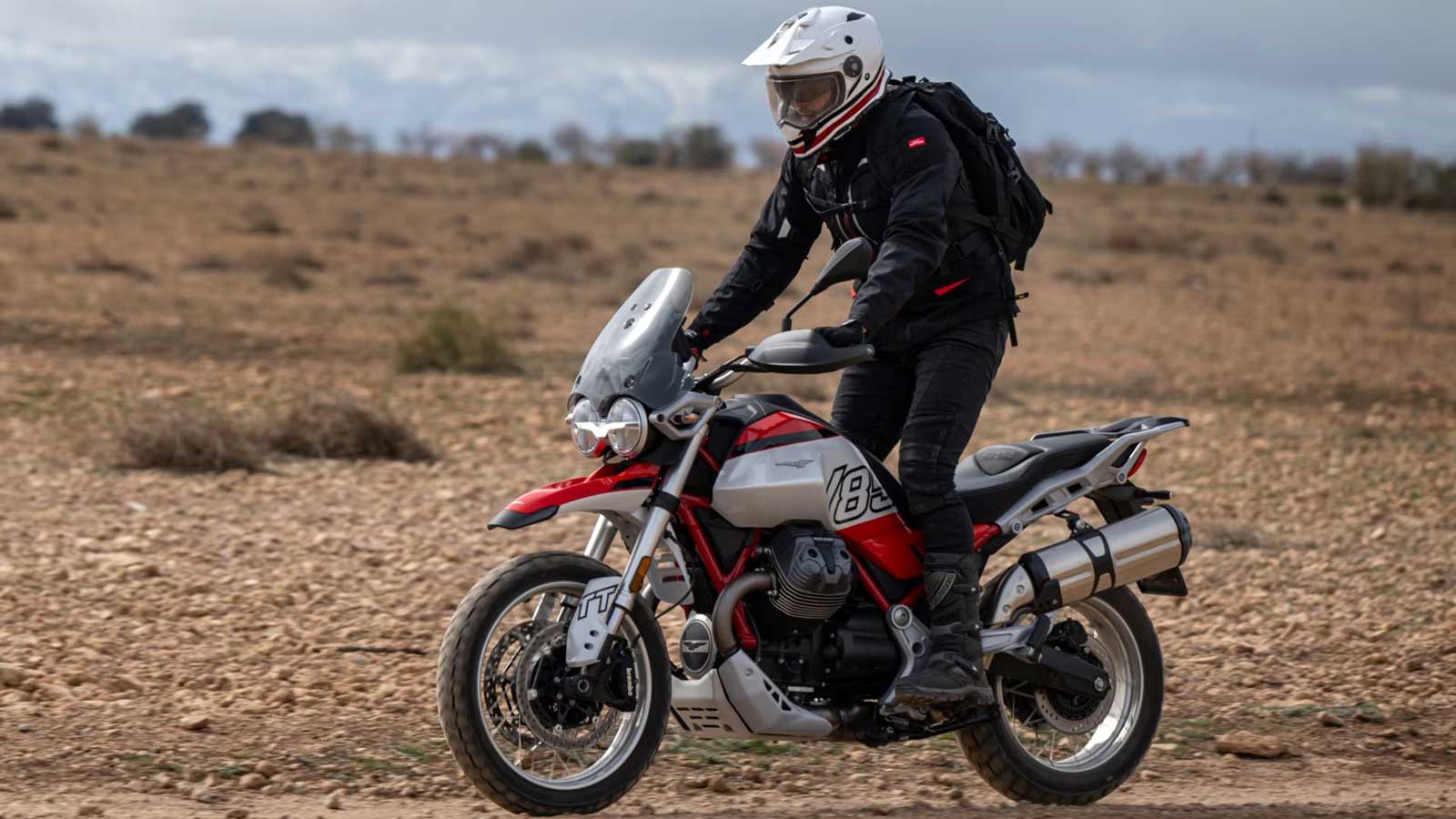 Η Moto Guzzi είναι μια εταιρεία που μας θυμίζει  πως σε μια εποχή που πολλές φορές δυσκολευόμαστε να ξεχωρίσουμε τα μοντέλα μεταξύ τους, μερικές μοτοσυκλέτες καταφέρνουν να παίζουν με αυτοπεποίθηση στ