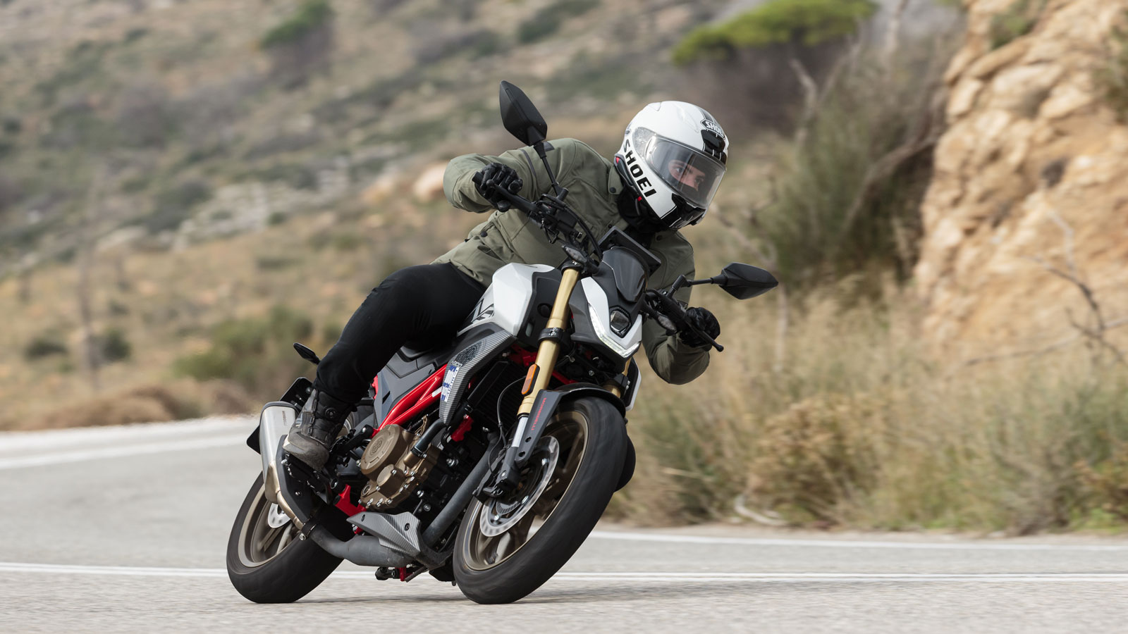 Σαν μονοκύλινδρος έχει αυτή τη χαρακτηριστική ροπάτη λειτουργία και έναν αρκετά ευχάριστο ήχο. Χάρη στην σχετικά κοντή κλιμάκωση του κιβωτίου ταχυτήτων, μπορείς να κινείσαι μέσα στην πόλη με μεγαλύτερ