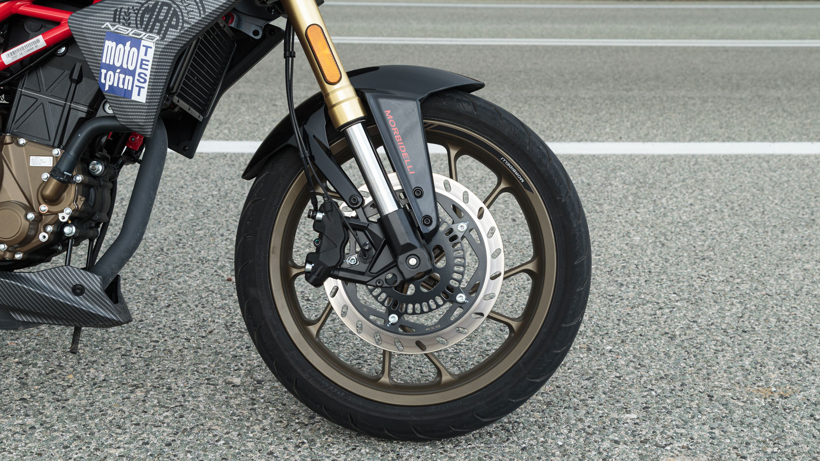 Το σύστημα πέδησης αποτελείται από έναν δίσκο 292χλστ εμπρός με ακτινική δαγκάνα 4 εμβόλων και έναν δίσκο 220χλστ πίσω με δαγκάνα μονού εμβόλου και εξοπλίζεται με δικάναλη μονάδα ABS. 