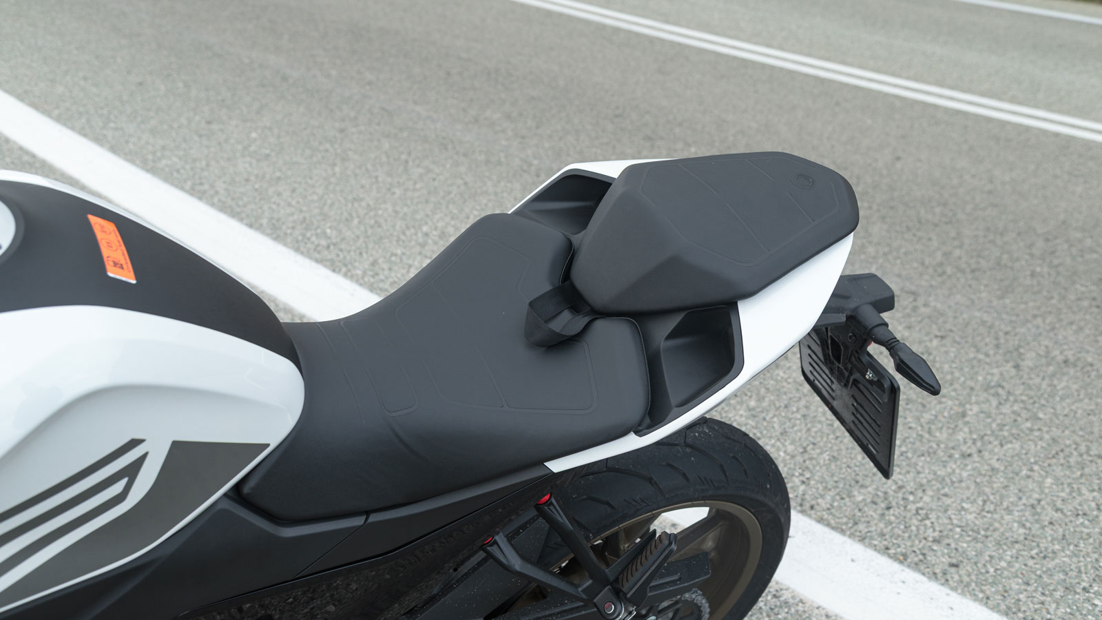  Η σέλα έχει μέτριας σκληρότητας αφρώδες και είναι ιδιαίτερα ευρύχωρη, ενώ στην αστική οδήγηση δεν θα νιώσεις κούραση είτε λόγω εργονομίας είτε λόγω σέλας.