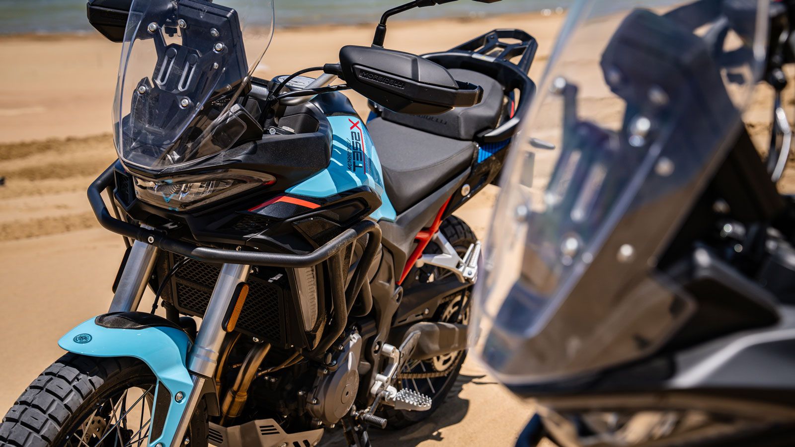Η Morbidelli T352X αποτελεί την πρόταση της εταιρείας για νεότερους –και όχι μόνο– αναβάτες που αναζητούν μια μοτοσυκλέτα ικανή να ανταποκριθεί σε κάθε είδους χρήση. Η Morbidelli T352X αποτελεί την πρόταση της εταιρείας για νεότερους –και όχι μόνο– αναβάτες που αναζητούν μια μοτοσυκλέτα ικανή να ανταποκριθεί σε κάθε είδους χρήση.